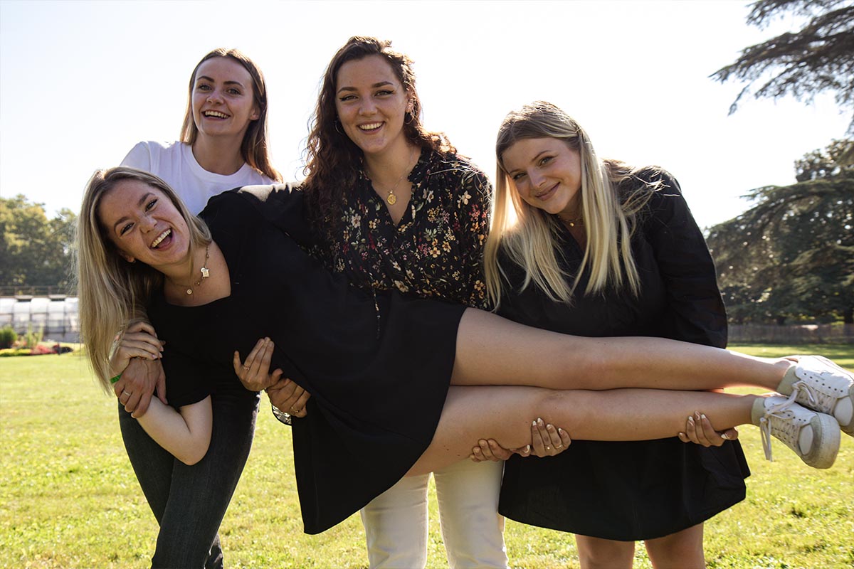 Groupe d'amies au parc de la Tête d'Or