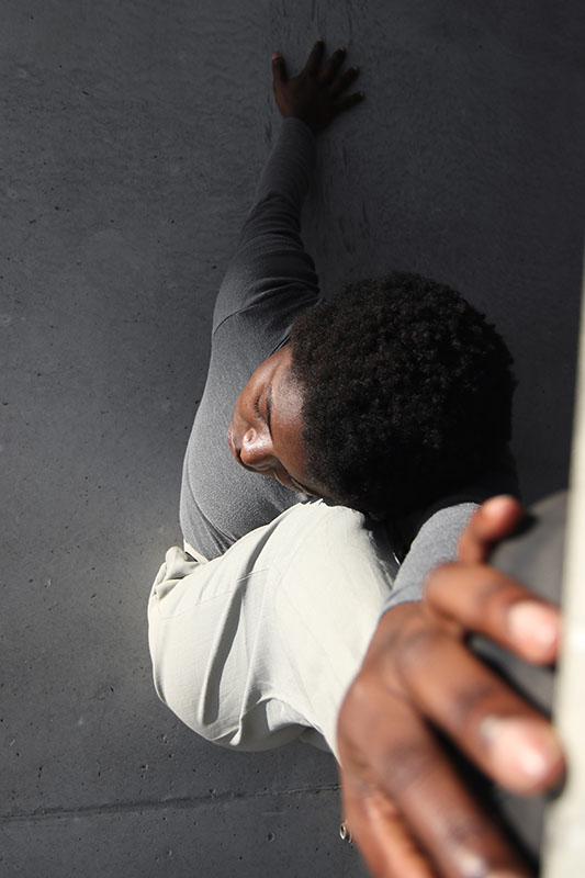 Danseuse contemporaine en appui entre 2 murs