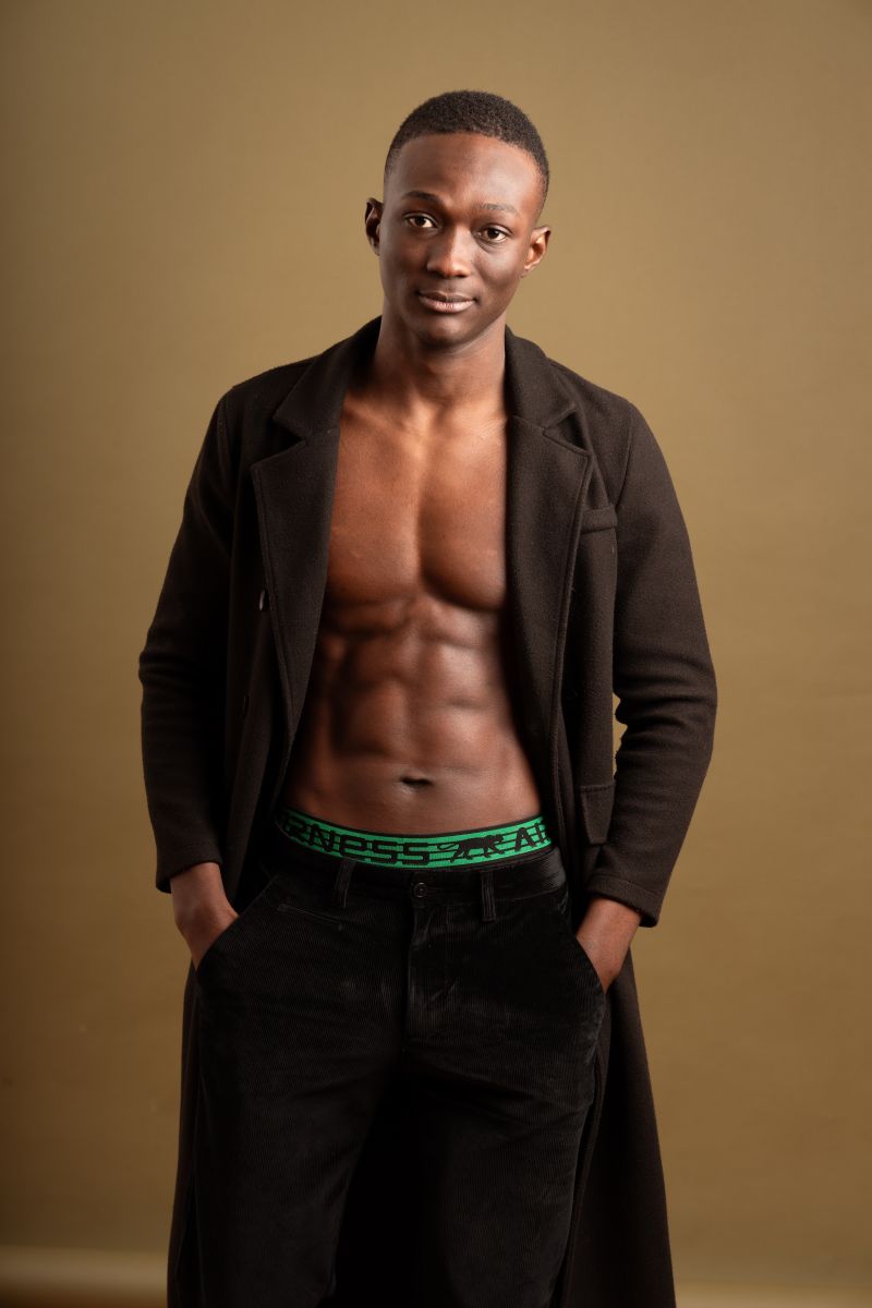 Portrait en studio avec arrière-plan couleur olive