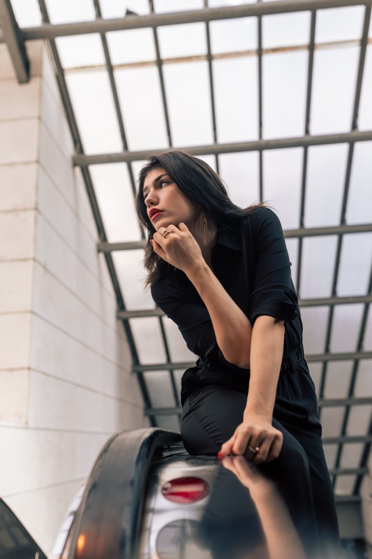Modèle pose assise sur un escalator