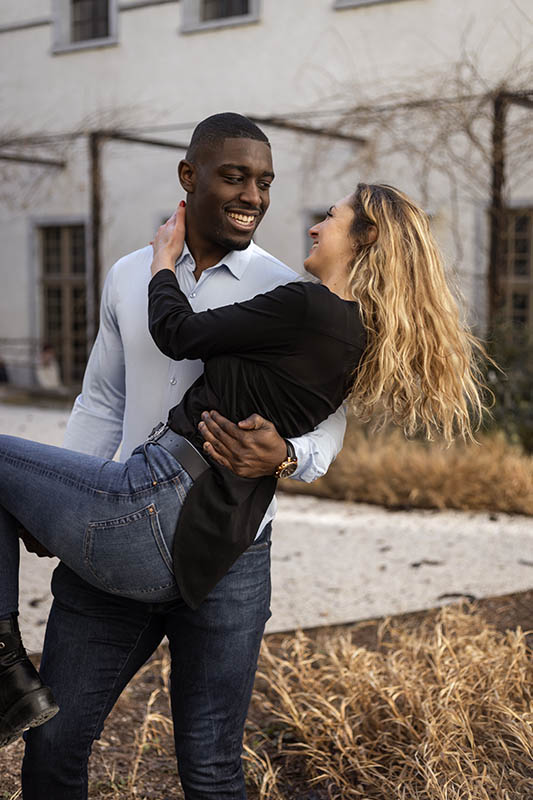 Homme porte sa compagne dans ses bras