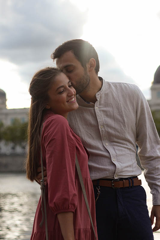 Couple au coucher de soleil sur les quais