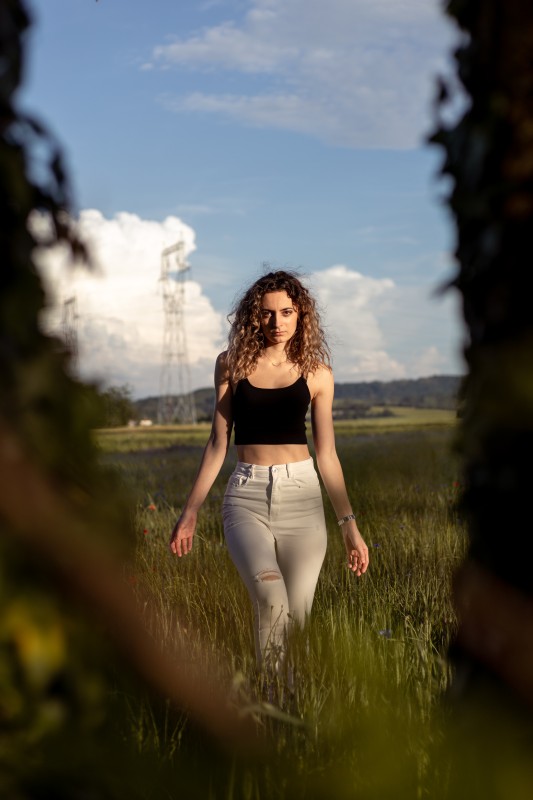 Portrait lifestyle d'une jeune femme en jean blanc