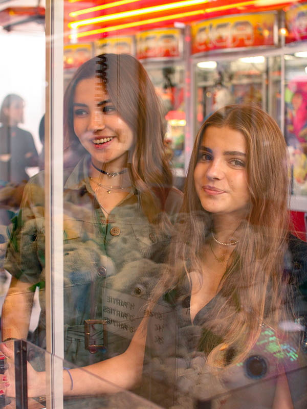 Deux jeunes femmes jouent à la machine à pince