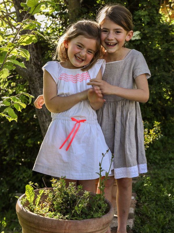 Portrait souriant de 2 soeurs