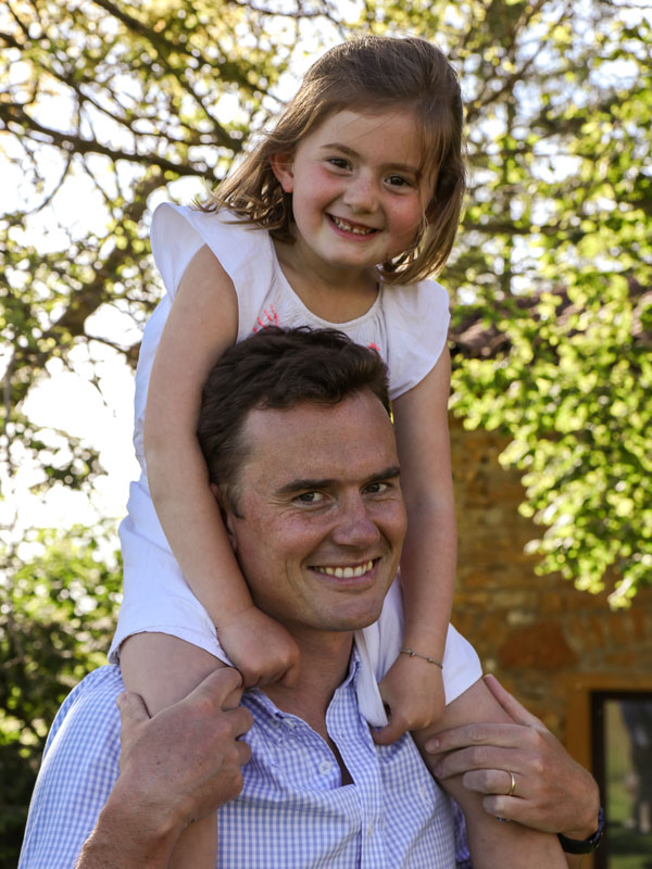 Petite fille sur les épaules de son Papa