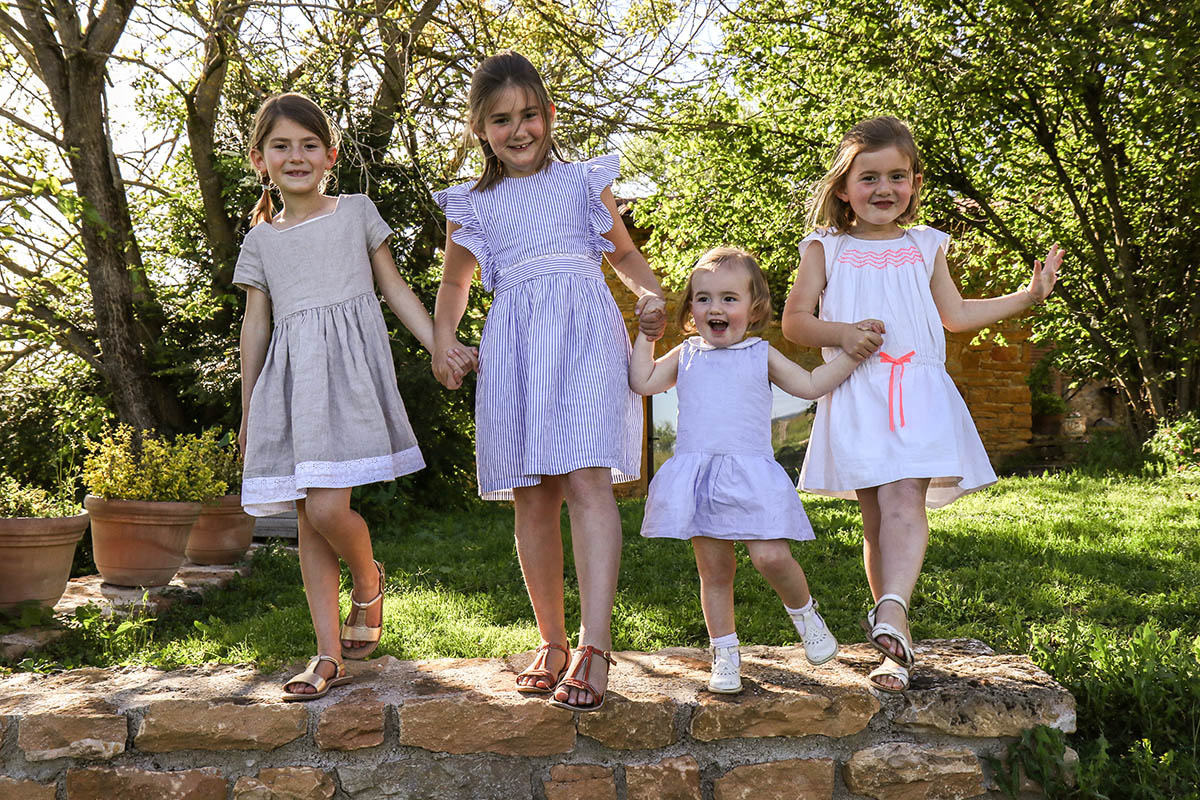 Quatres soeurs se tiennent la main dans leur jardin