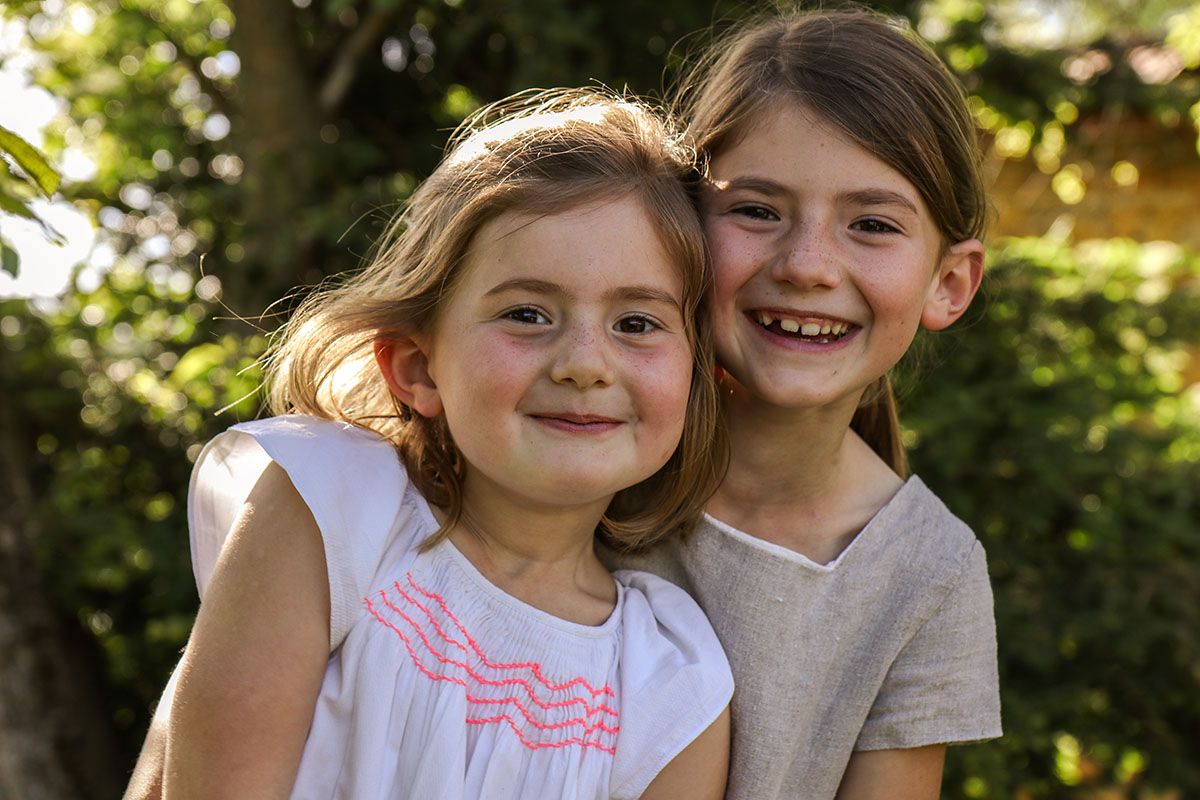 Portrait serré de deux soeurs