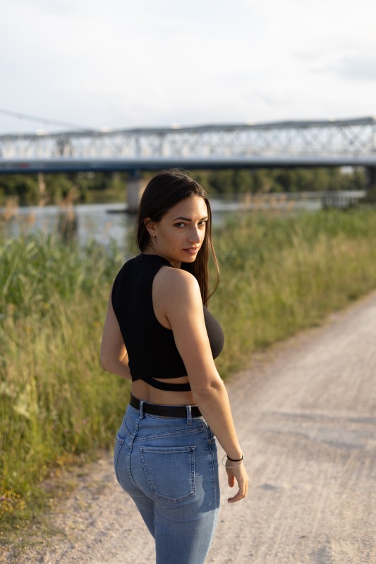 Portrait à la golden hour, en bordure d'un canal