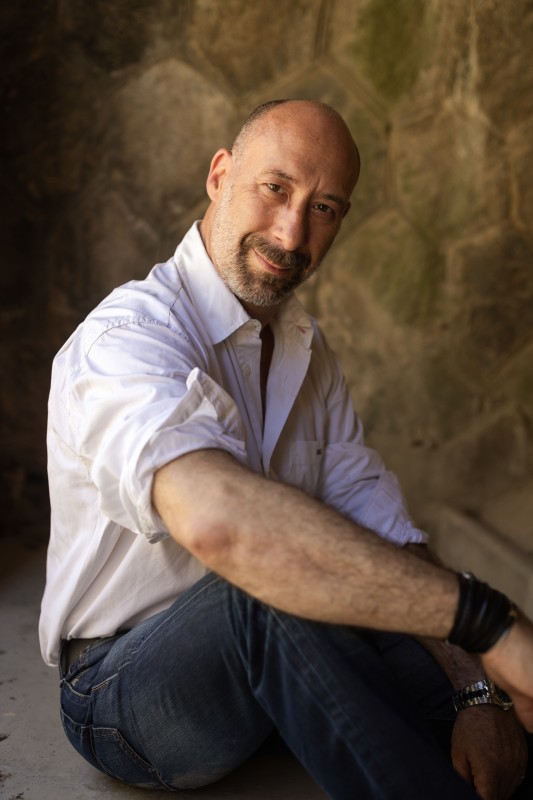 Portrait d'un homme en chemise blanche