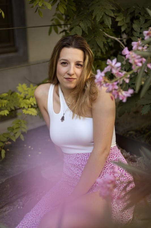 Portrait d'une jeune femme blonde assise