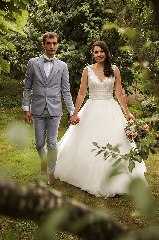 Mariés en robe et costume