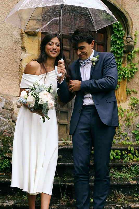 Mariés heureux sous la pluie !