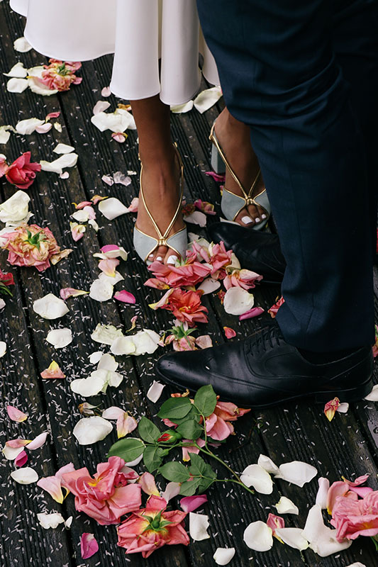 Détail sur les pétales aux pieds des mariés