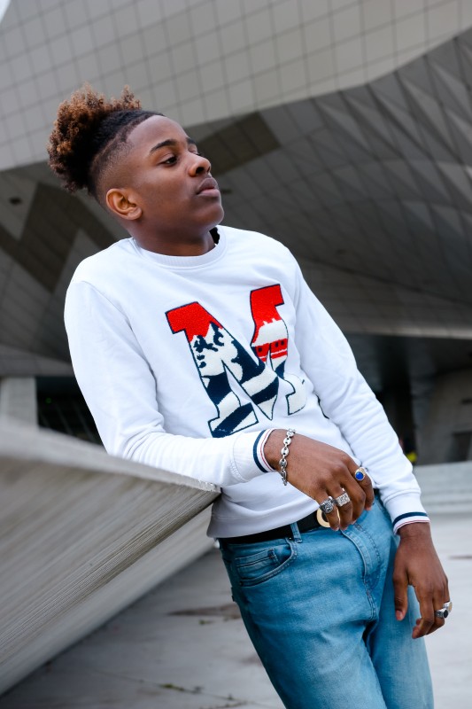 Influenceur devant le musée des Confluences