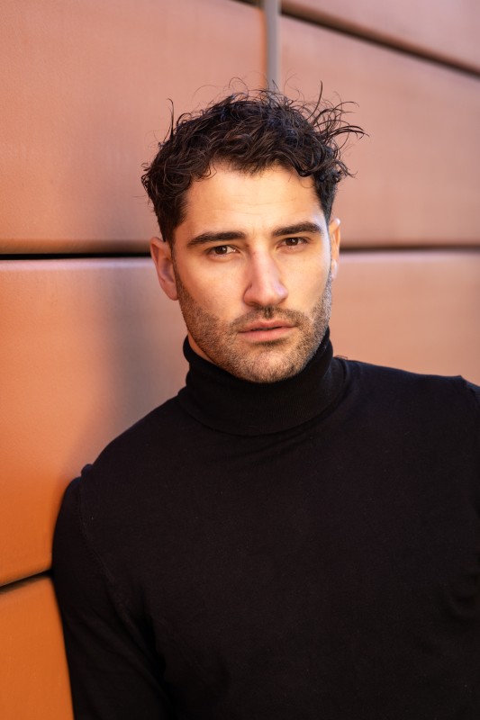 Mannequin masculin pose en extérieur