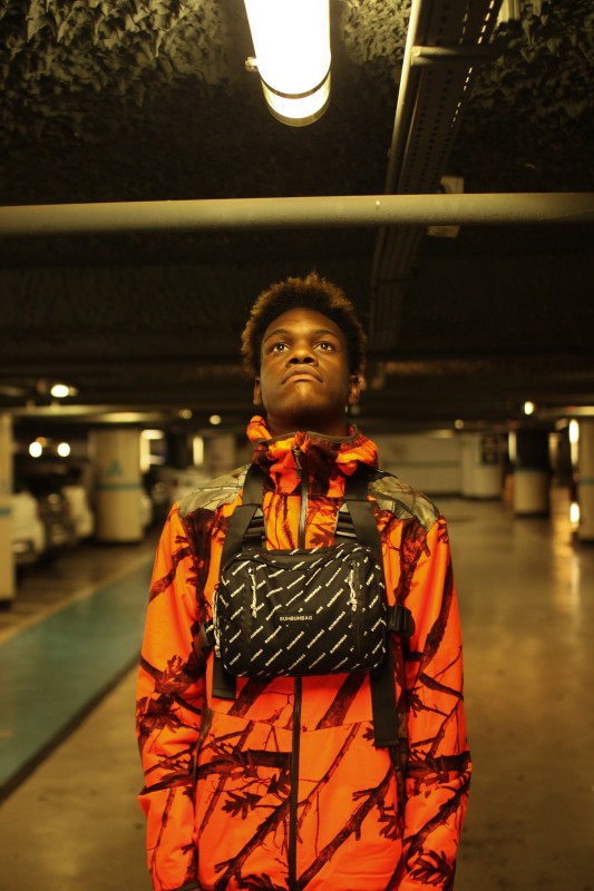 Modèle éclairé par un néon dans un parking