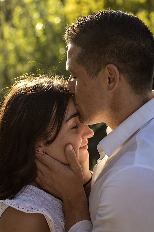 Couple s'embrasse sous une jolie lumière