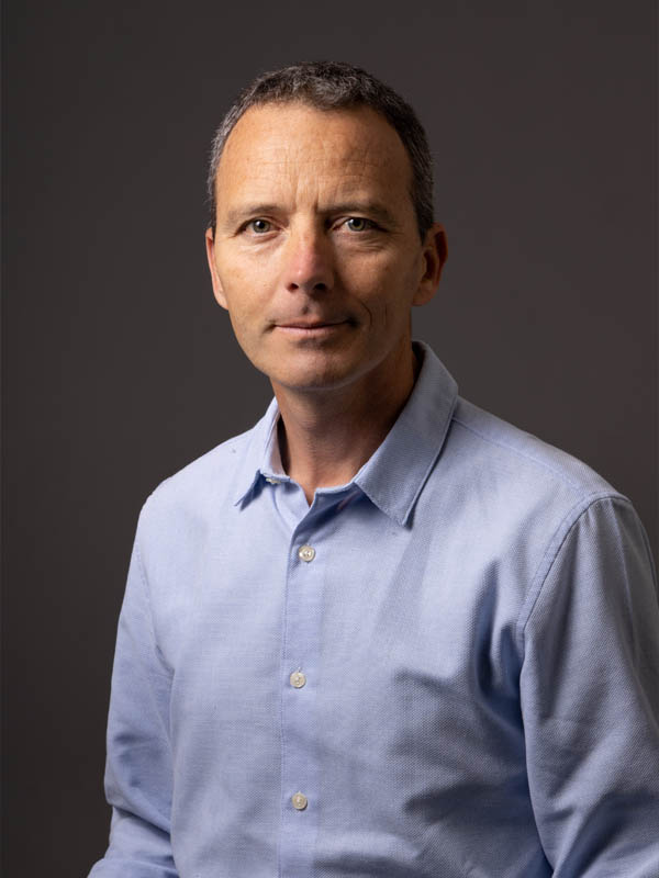 Portrait en plan américain d'un homme en chemise bleue