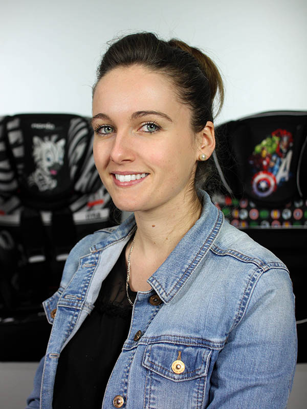 Portrait d'une jeune femme devant des produits