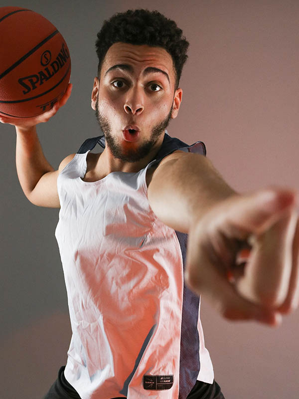 Basketteur saute un ballon à la main