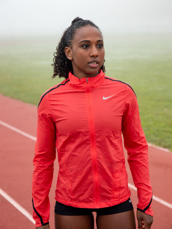 Sportive en pleine course sur la piste d'athlétisme