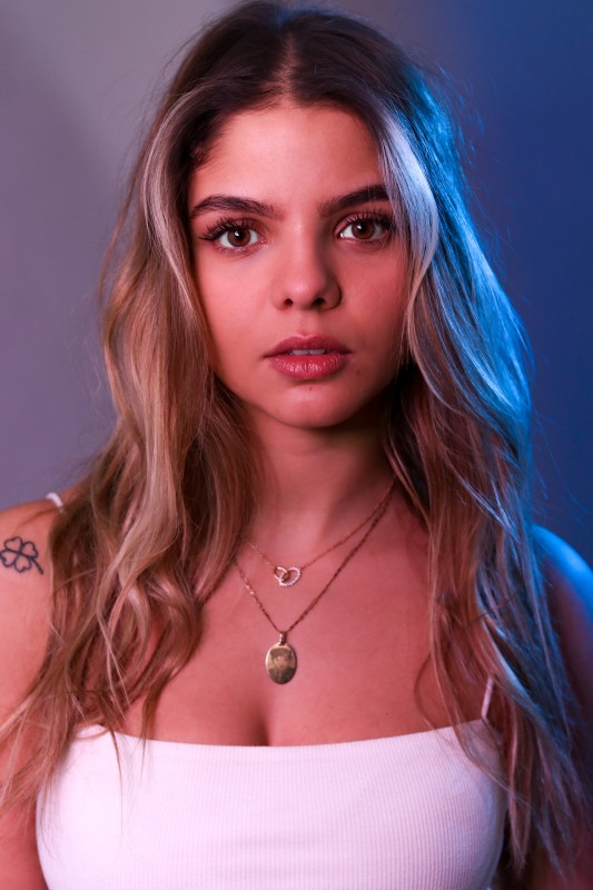 Portrait serré et coloré en studio