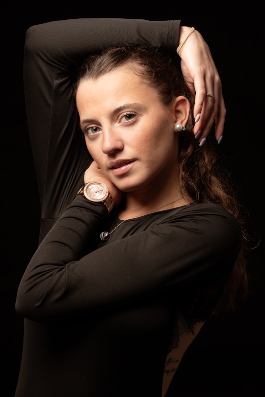 Photo studio modèle sur fond noir