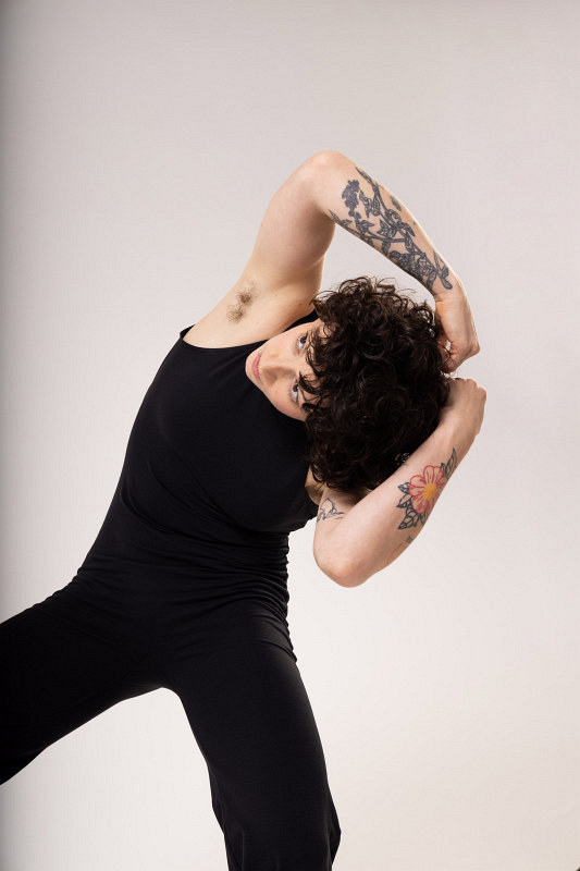 Danseuse en mouvement en studio photo