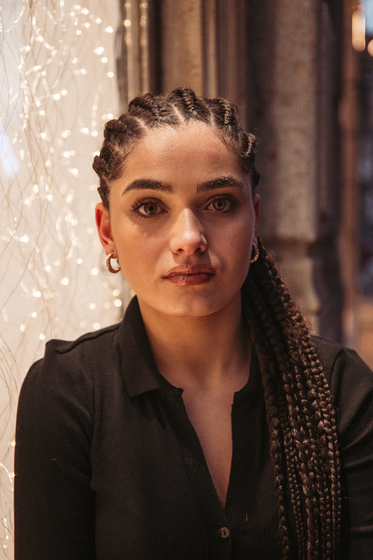 Portrait d'une jeune femme, réalisé à la lumière d'une vitrine