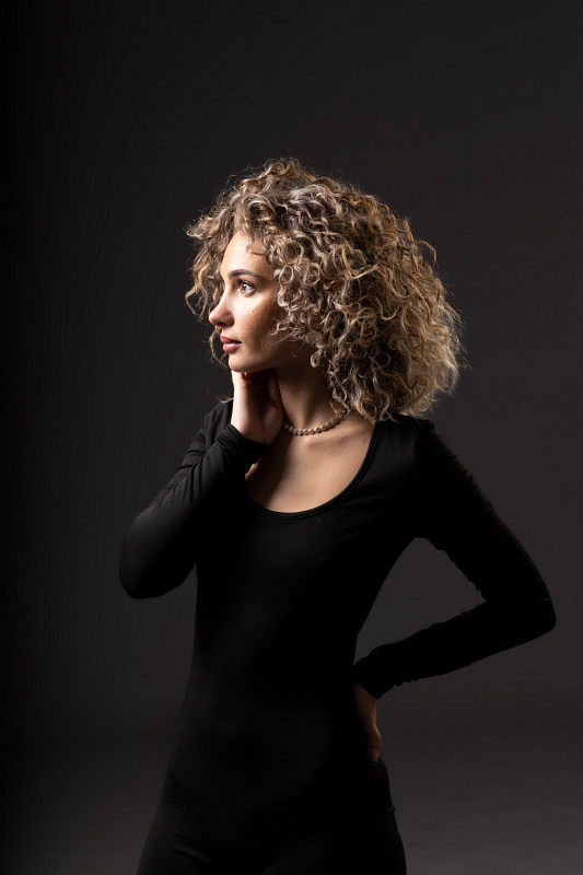 Portrait d'une jeune femme en body noir en studio